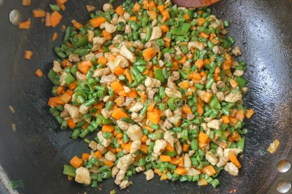 豆角胡萝卜炒肉丁的做法图解8