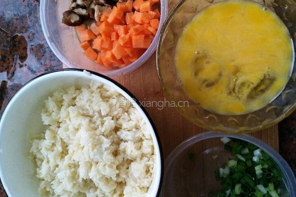 胡萝卜香菇蛋炒饭的做法图解1