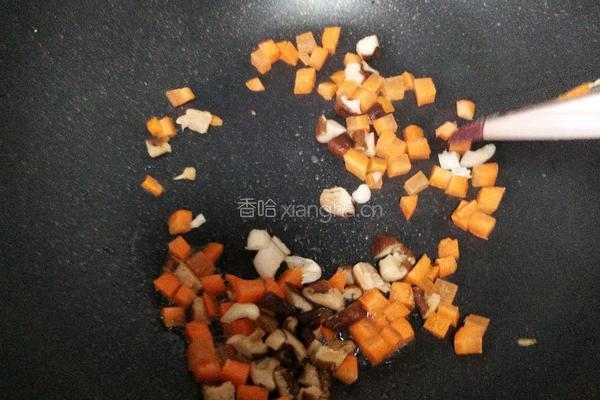 胡萝卜香菇蛋炒饭的做法图解3