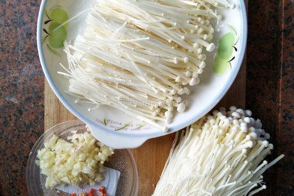 蒜蓉金针菇的做法图解1