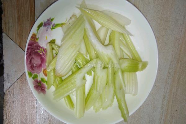 猪肉炒芹菜的做法图解1