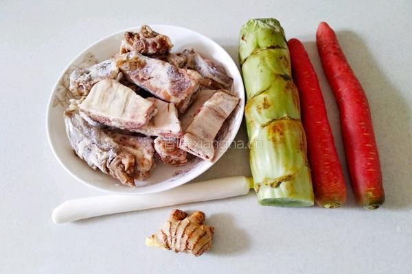 莴笋胡萝卜腊排骨汤的做法图解1