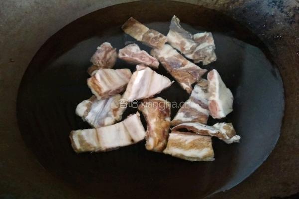 莴笋胡萝卜腊排骨汤的做法图解2