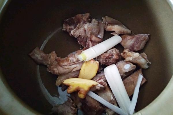 莴笋胡萝卜腊排骨汤的做法图解9