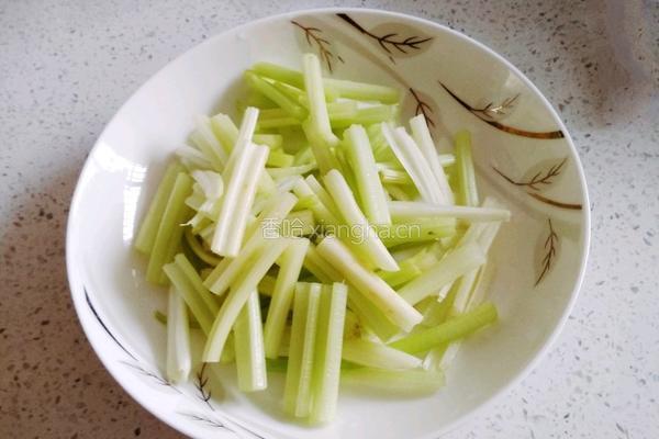 芹菜炒肉的做法图解1