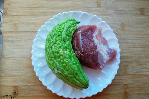 苦瓜炒肉的做法图解1