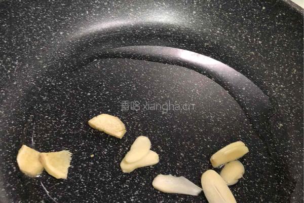 排骨焖花菇的做法图解1