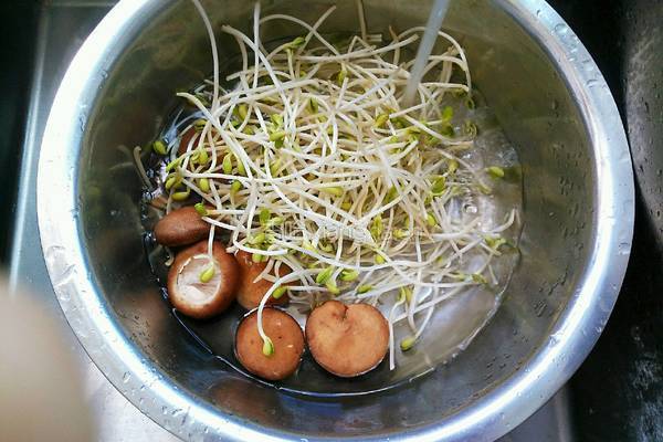 豆芽炒香菇的做法图解2