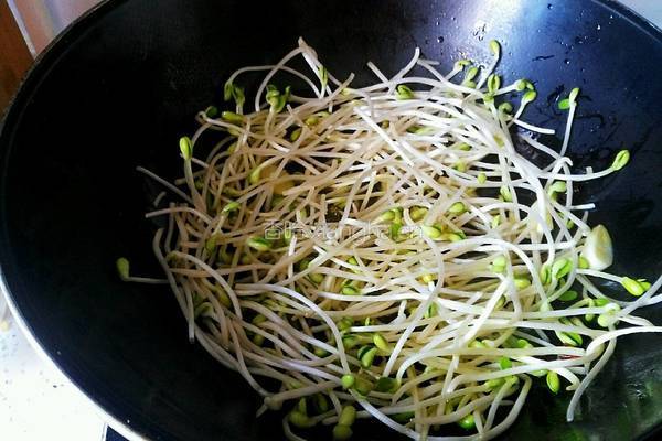 豆芽炒香菇的做法图解5