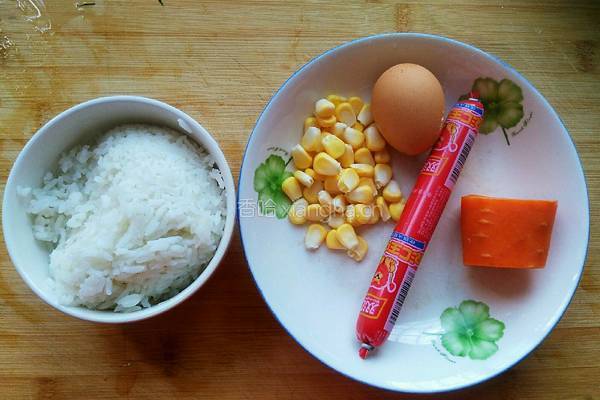 胡萝卜玉米蛋炒饭的做法图解1