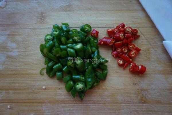 皮蛋豆腐的做法图解1