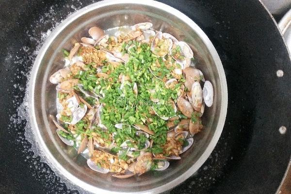 蒜香四溢金针菇蒸花甲