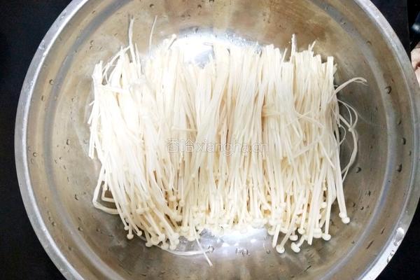 蒜香四溢金针菇蒸花甲的做法图解4