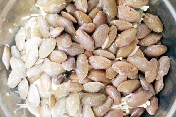蒜香四溢金针菇蒸花甲的做法图解5