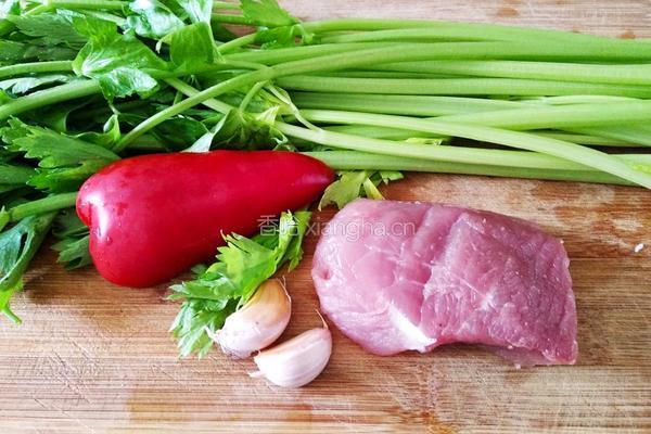 芹菜红椒炒肉丝的做法图解1