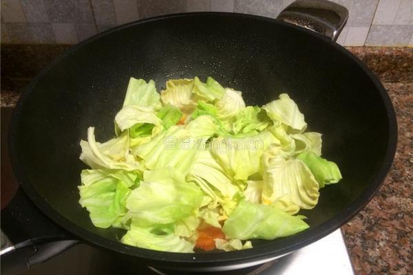 番茄豆芽炒卷心菜的做法图解5
