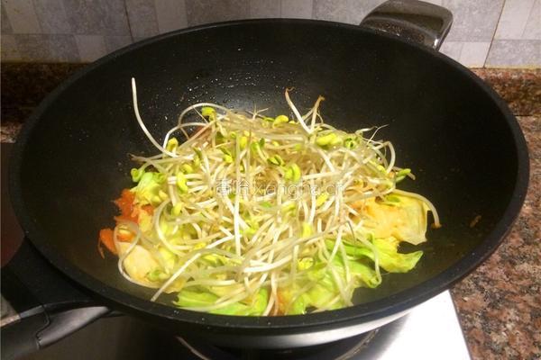 番茄豆芽炒卷心菜的做法图解6