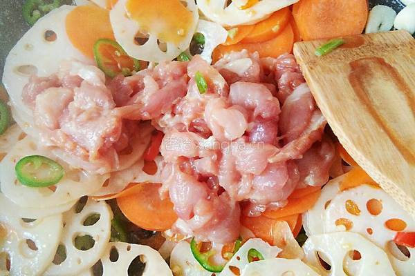 胡萝卜藕片炒肉的做法图解10