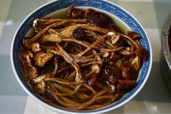 茶树菇排骨汤的做法图解2