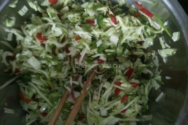 大头菜西葫芦青椒彩椒香菇木耳杂蔬包子的做法图解1