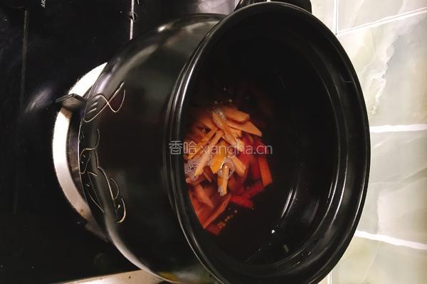 酸萝卜鸭掌汤的做法图解3