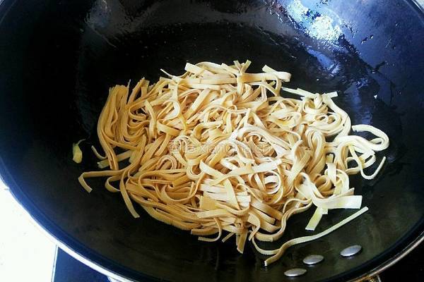 韭菜炒豆皮的做法图解5