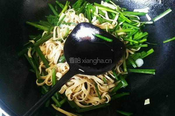 韭菜炒豆皮的做法图解7