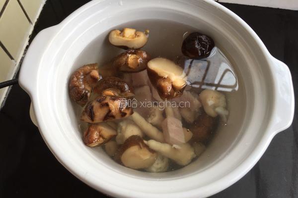 瑶柱花菇炖鸡脚的做法图解5
