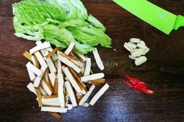 豆干煸苦瓜的做法图解1