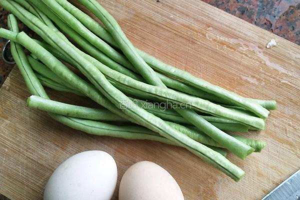 豆角煎鸡蛋的做法图解1