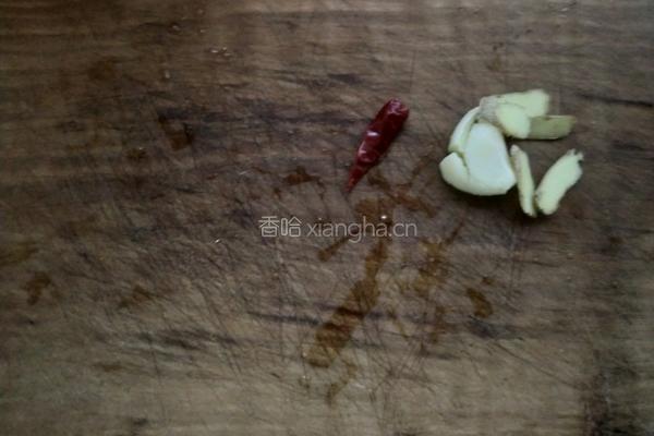 芹菜炒金针菇的做法图解1