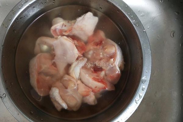 啤酒炖鸡腿的做法图解1