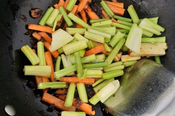 芹菜炒豆干的做法图解5