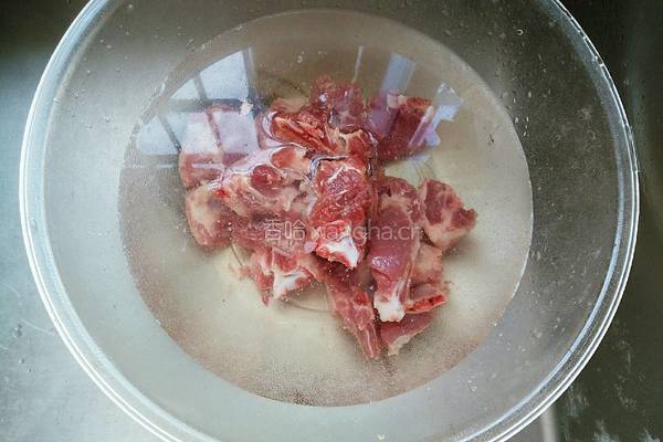 红枣莲子排骨汤的做法图解3