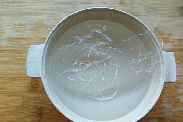 茄子蒸粉丝的做法图解1