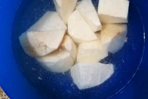 山药薏米脊骨汤的做法图解4