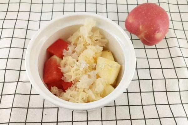 牛奶银耳水果汤 增强免疫力的做法图解3
