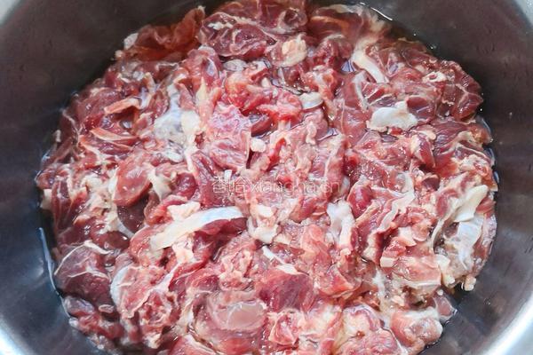牛肉菌菇汤的做法图解1
