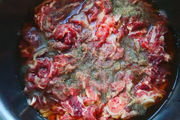 牛肉菌菇汤的做法图解2