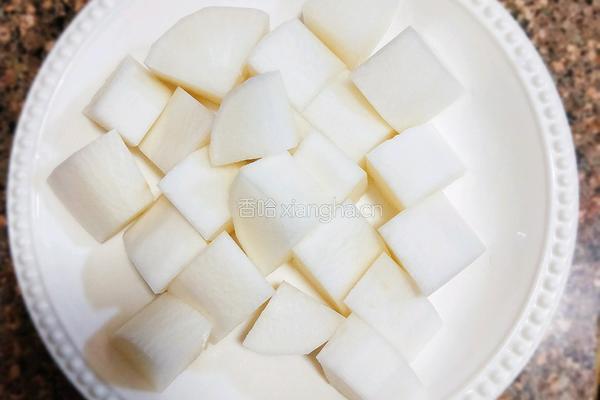 牛腩萝卜汤的做法图解2