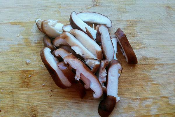 洋葱香菇炒肉的做法图解3