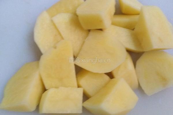包菜焖土豆的做法图解1