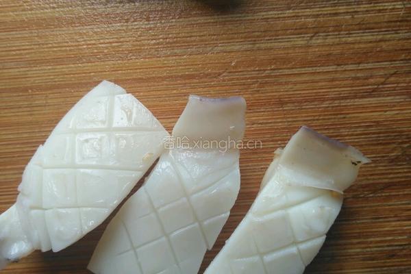 青红椒爆鱿鱼的做法图解1