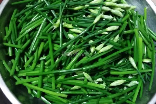 蒜蓉韭菜花的做法图解1