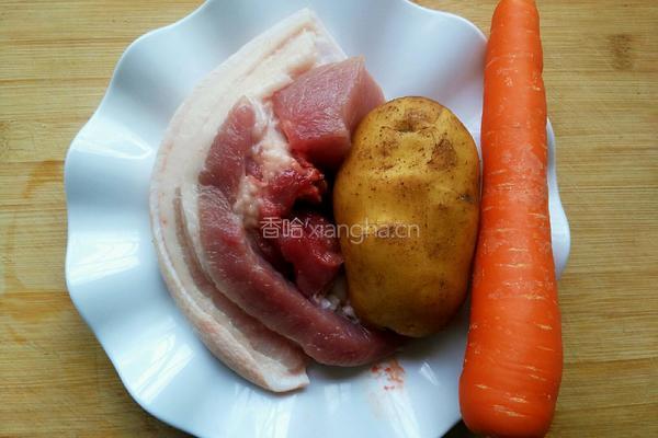 胡萝卜土豆烧肉的做法图解1