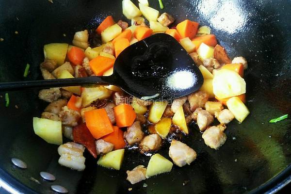 胡萝卜土豆烧肉的做法图解6