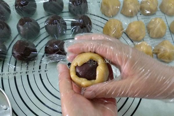 蛋黄豆沙月饼的做法图解9