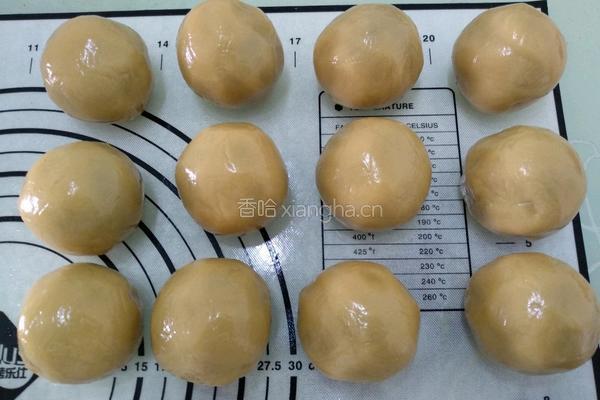 蛋黄豆沙月饼的做法图解10
