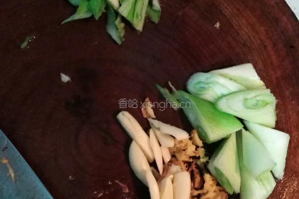 地瓜炒肉的做法图解1