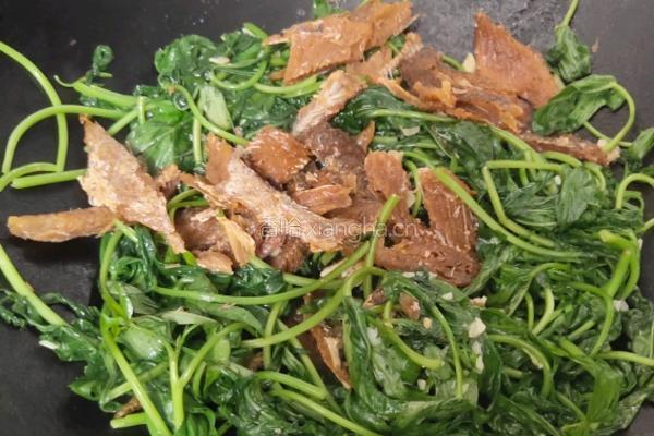 番薯叶炒罐头鱼的做法图解7